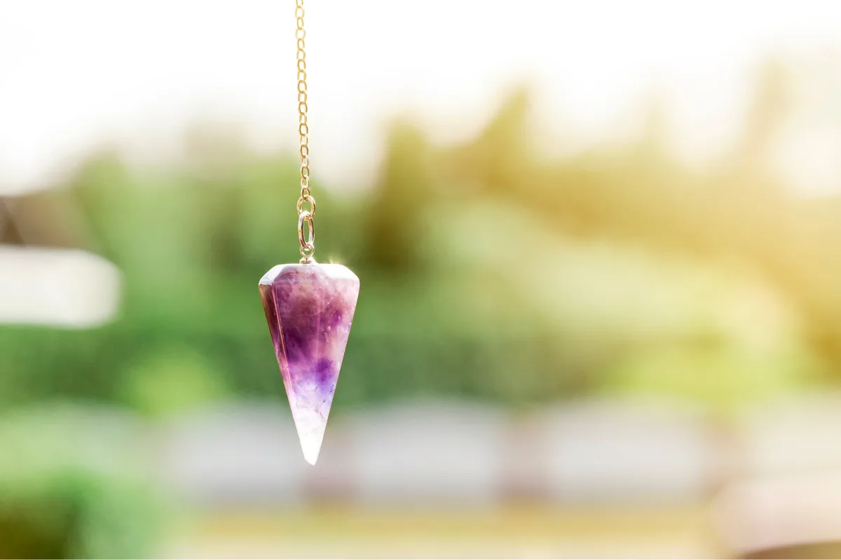 Comprendre la radiesthésie et l’accompagnement énergétique : pendule - Blandine Delafond